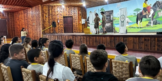 Sicredi leva educação financeira e teatro lúdico para mais de 400 alunos em São Miguel do Iguaçu