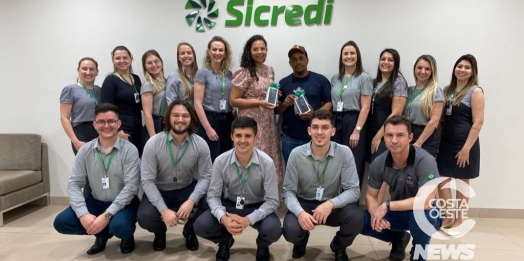 Sicredi Vanguarda entrega dois iPhones a associados em São Miguel do Iguaçu