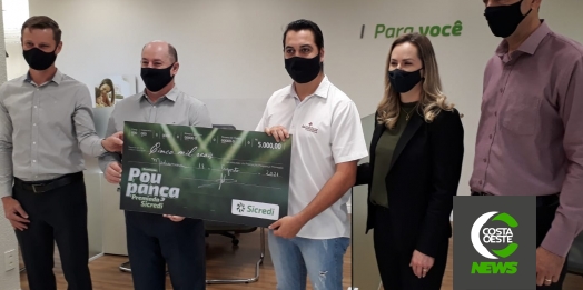 Sicredi Vanguarda entrega prêmio de R$ 5 mil para ganhador da campanha de Poupança Premiada