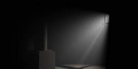 Sob a luz da escuridão