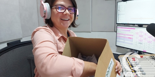 Sorteio da promoção da rádio Costa Oeste premia dois ouvintes com cooler e cerveja