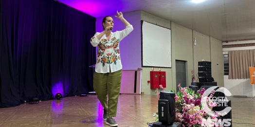 Stand-up Bafafá da Mari lota salão paroquial em São Miguel do Iguaçu