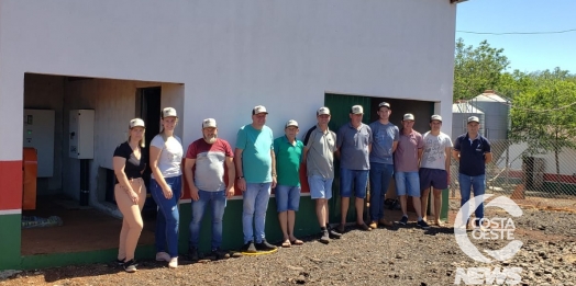 Suinocultores de Missal visitam propriedade em Santa Helena para conhecer produção de Biogás