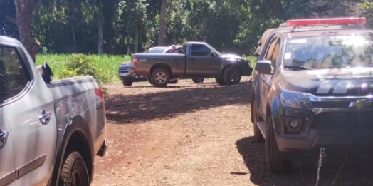 Suspeitos são conduzidos à delegacia de Santa Helena após suposta invasão a propriedade