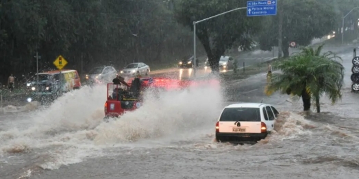Temporal atinge Umuarama, forma enxurradas, arrasta veículos e invade comércios