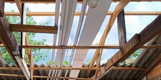 Temporal destelha cobertura de residência no interior de Santa Helena