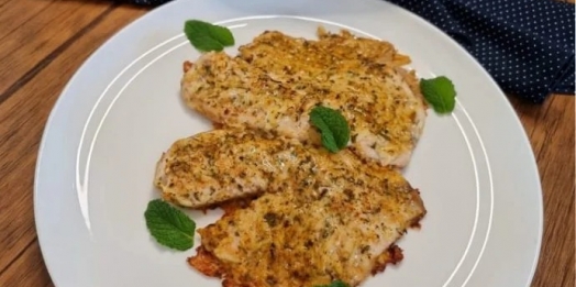 Tilápia assada com crosta de parmesão