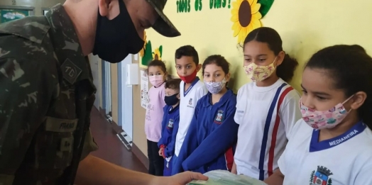 Tiro de Guerra de Medianeira entrega material escolar arrecadado durante campanha