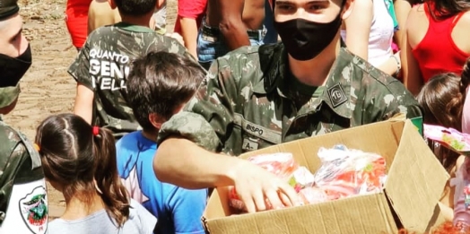 Tiro de Guerra realiza entrega de brinquedos no Dia das Crianças