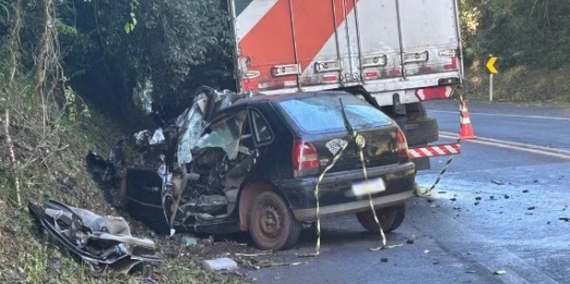 TRAGÉDIA: Cinco jovens morrem e bebê fica ferida após grave acidente entre carro e caminhão na BR-373, no Paraná