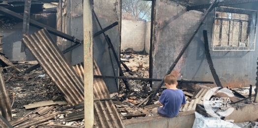 Tragédia: incêndio destrói casa inteira e deixa família desabrigada em São Miguel do Iguaçu