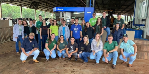 UNIGUAÇU: Acadêmicos de Medicina Veterinária realizam visita técnica em propriedade referência no Sistema Compost Barn com ordenha robótica
