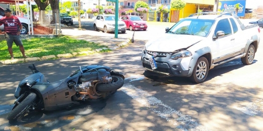 Utilitário colide contra motocicleta no centro de Santa Helena