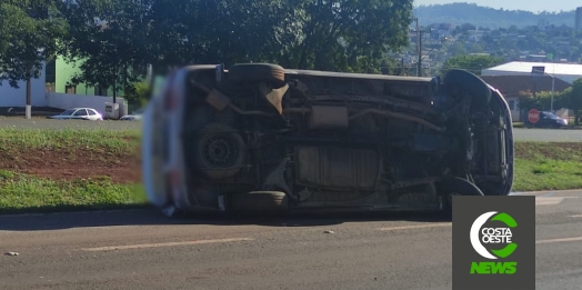 Van tomba após colisão na BR-277 em São Miguel do Iguaçu