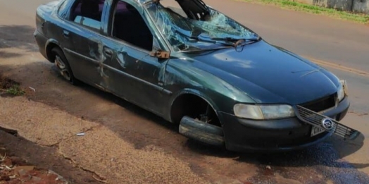 Vectra capota após ser fechado por caminhão na PR 497 em Itaipulândia