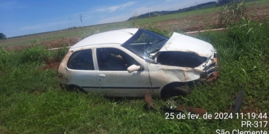 Veículo acaba colidindo contra barranco na PR-317 em Santa Helena