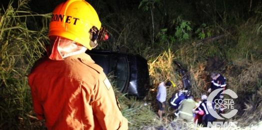 Veículo cai em barranco de 10 metros na PR 488 em Diamante D’Oeste (vídeo)