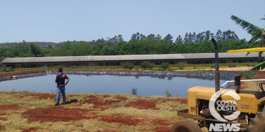 Veículo cai em esterqueira no interior de Santa Helena e ao menos dois morrem