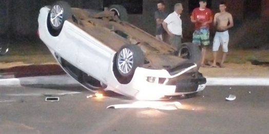 Veículo capota após acidente em distrito de Santa Helena