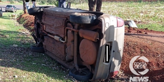 Veículo capota após pneu traseiro estourar na PR 317, em Santa Helena