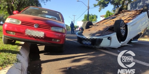 Veículo capota na Avenida Iguaçu, em São Miguel