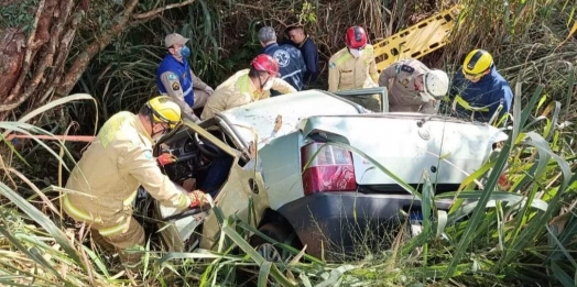 Veículo capota na BR-277, na divisa de Foz com Santa Terezinha de Itaipu