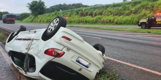 Veículo capota na BR 277