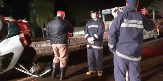 Veículo capota na PR 317, próximo ao balneário de Santa Helena