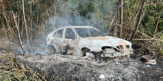 Veículo carregado com droga pega fogo após acidente em Diamante do Oeste