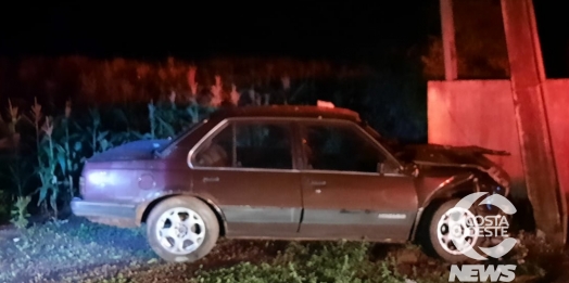 Veículo colide contra poste na PR 495, entre Pato Bragado e Entre Rios do Oeste