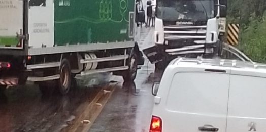 Carro e dois caminhões se envolvem em acidente na PR 495, em Missal