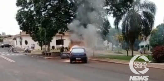 Veículo é consumido pelo fogo em Entre Rios do Oeste