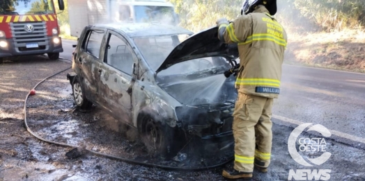 Veículo é consumido pelo fogo na rodovia entre Missal e Medianeira