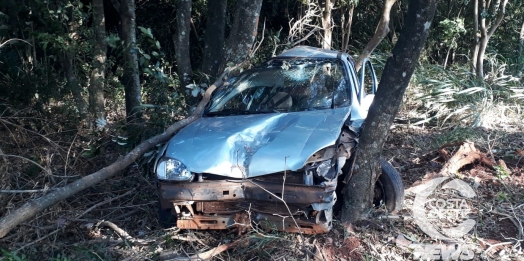 Veículo fica destruído em acidente no interior de Santa Helena e ocupantes saem ilesos