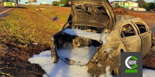 Veículo fica destruído pelo fogo após colisão na BR-277 em São Miguel do Iguaçu