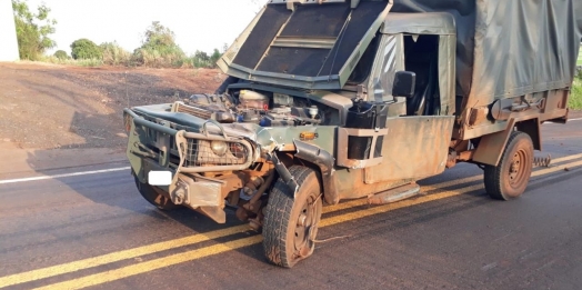 Veículo militar e Fiat Strada colidem na PR-497, em Missal