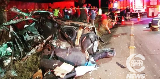 Veículo parte ao meio em acidente com cinco vítimas em Foz