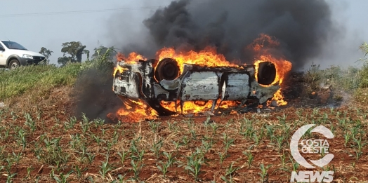 Veículo pega fogo após capotar na PR 495, em Santa Helena (Vídeo)