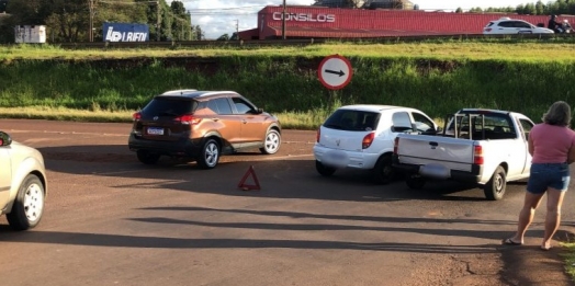 Veículos colidem em conversão na marginal da BR 277