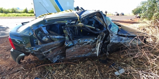 Veículos colidem frontalmente na PR-488; uma pessoa não resiste