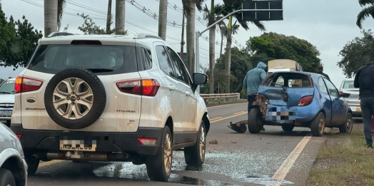 Veículos se envolvem em acidente próximo ao posto da PRE em Santa Helena