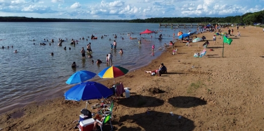Veranistas lotam o Balneário de Santa Helena no primeiro dia do ano