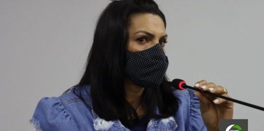 Vereadora pede que prefeito “saia da casa de vidros” e visite o município