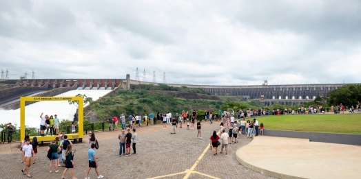 Vertedouro aberto atrai mais de 65 mil turistas para Itaipu