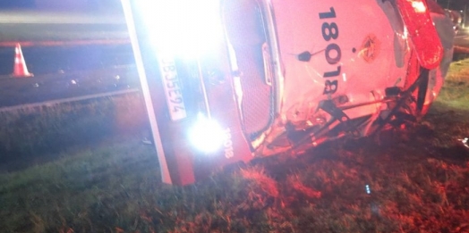 Viatura da Polícia Militar capota após colisão com furgão na BR-277