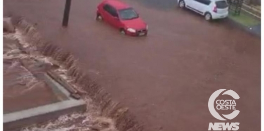 VÍDEO: Forte chuva causa alagamentos em ruas de Medianeira