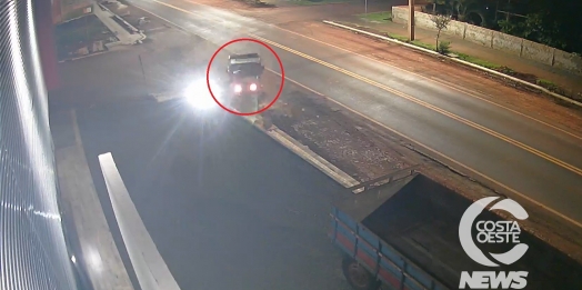 Vídeo mostra homem colidindo camionete furtada em Santa Helena; PM tenta identificá-lo