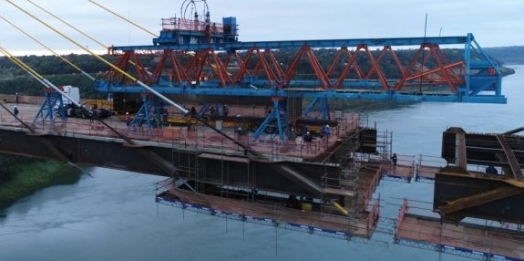 Vídeo mostra instalação da última aduela da Ponte da Integração, unindo Brasil ao Paraguai