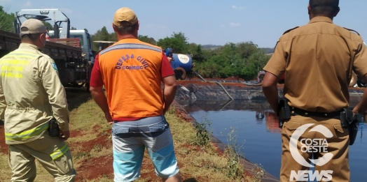 Vídeo mostra momento em que carro cai em esterqueira em Santa Helena; Bombeiros continuam no local