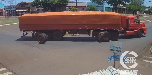 Vídeo mostra momento em que rodado se solta de carreta em Diamante do Oeste; dois veículos foram atingidos